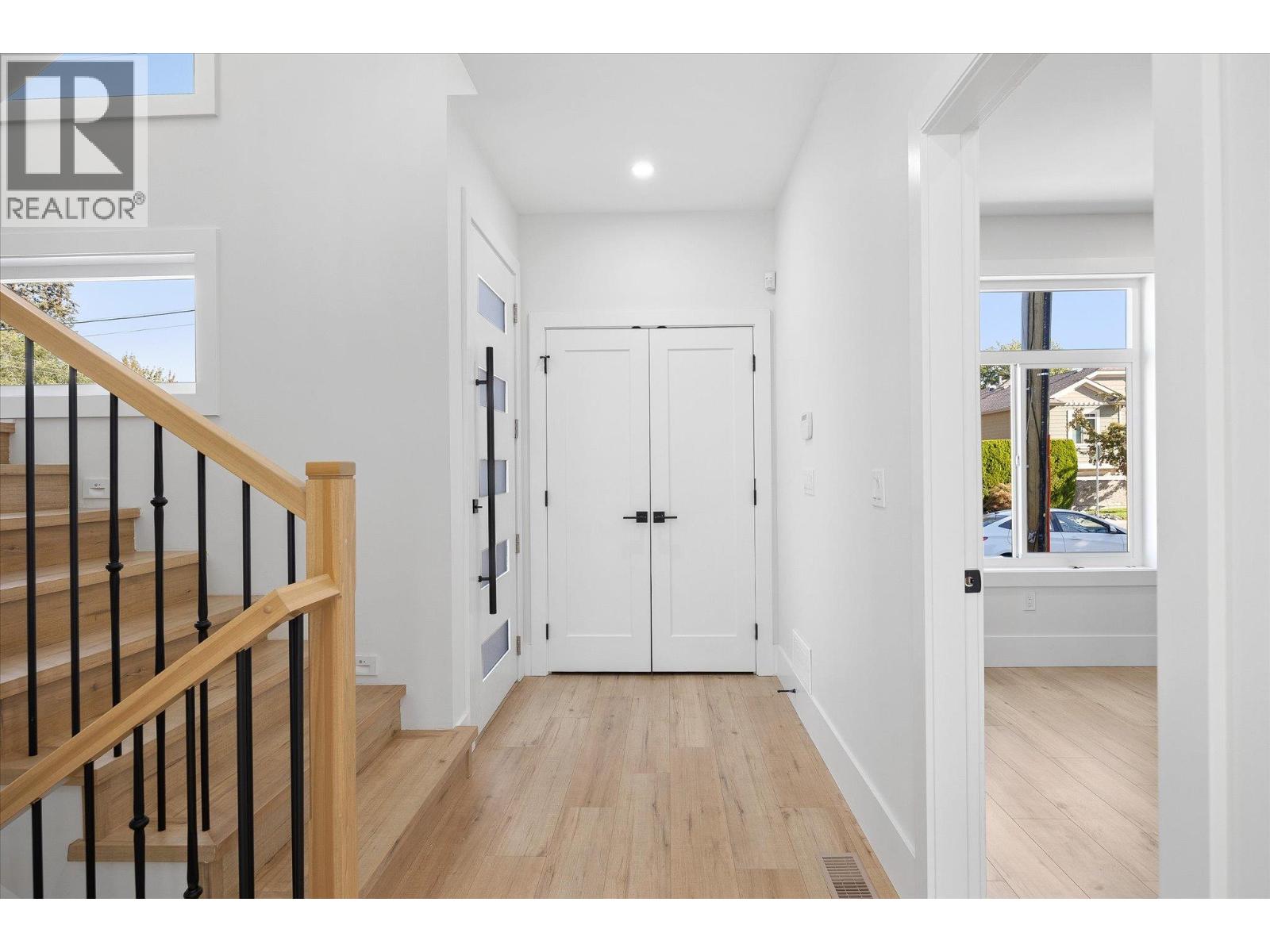 701 Mcclure Road, Kelowna, British Columbia  V1W 1M2 - Photo 3 - 10387528
