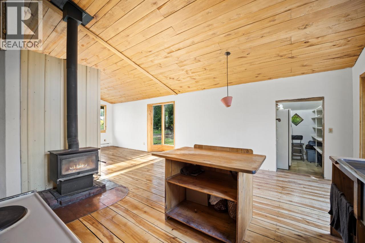 16465 Wadds Road, Crawford Bay, British Columbia  V0B 1E0 - Photo 11 - 10388040