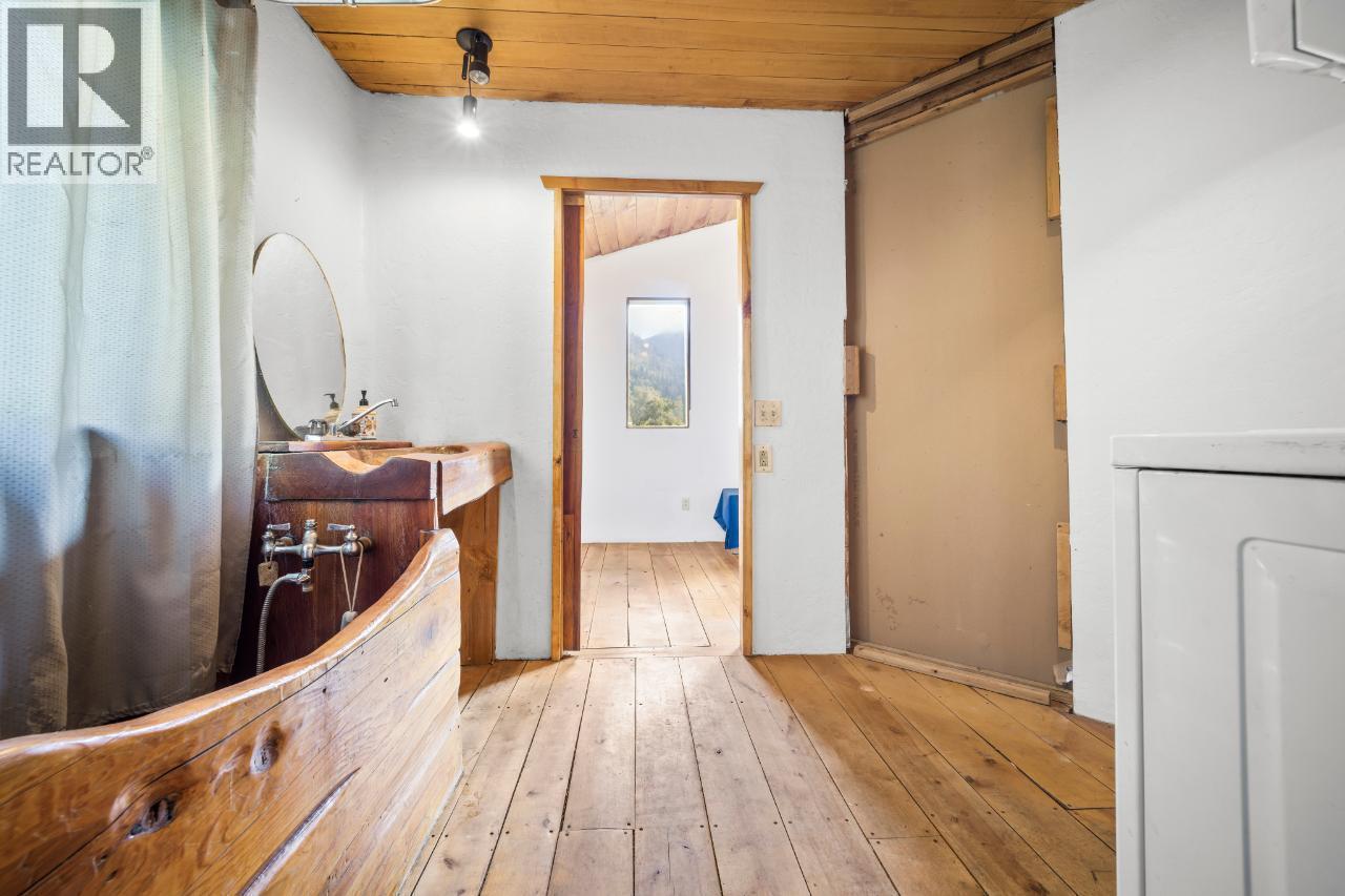 16465 Wadds Road, Crawford Bay, British Columbia  V0B 1E0 - Photo 19 - 10388040