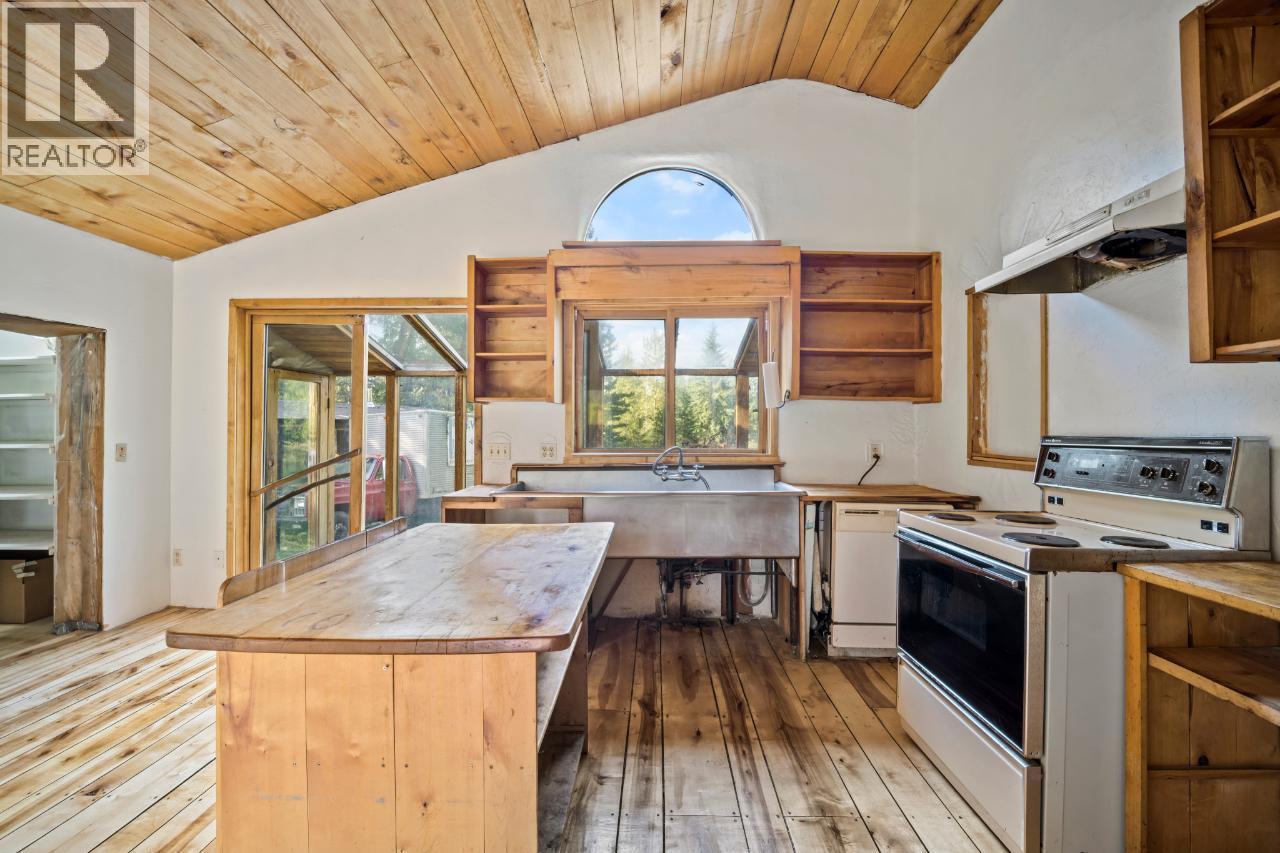 16465 Wadds Road, Crawford Bay, British Columbia  V0B 1E0 - Photo 8 - 10388040