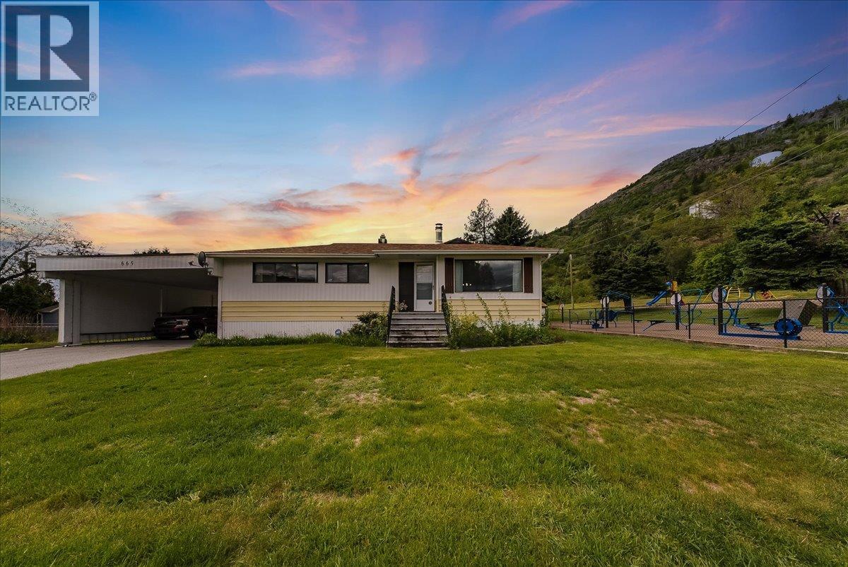 665 6 Street, montrose, British Columbia