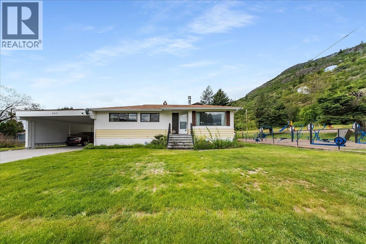 665 6 Street, Montrose, British Columbia  V0G 1P0 - Photo 3 - 10386909