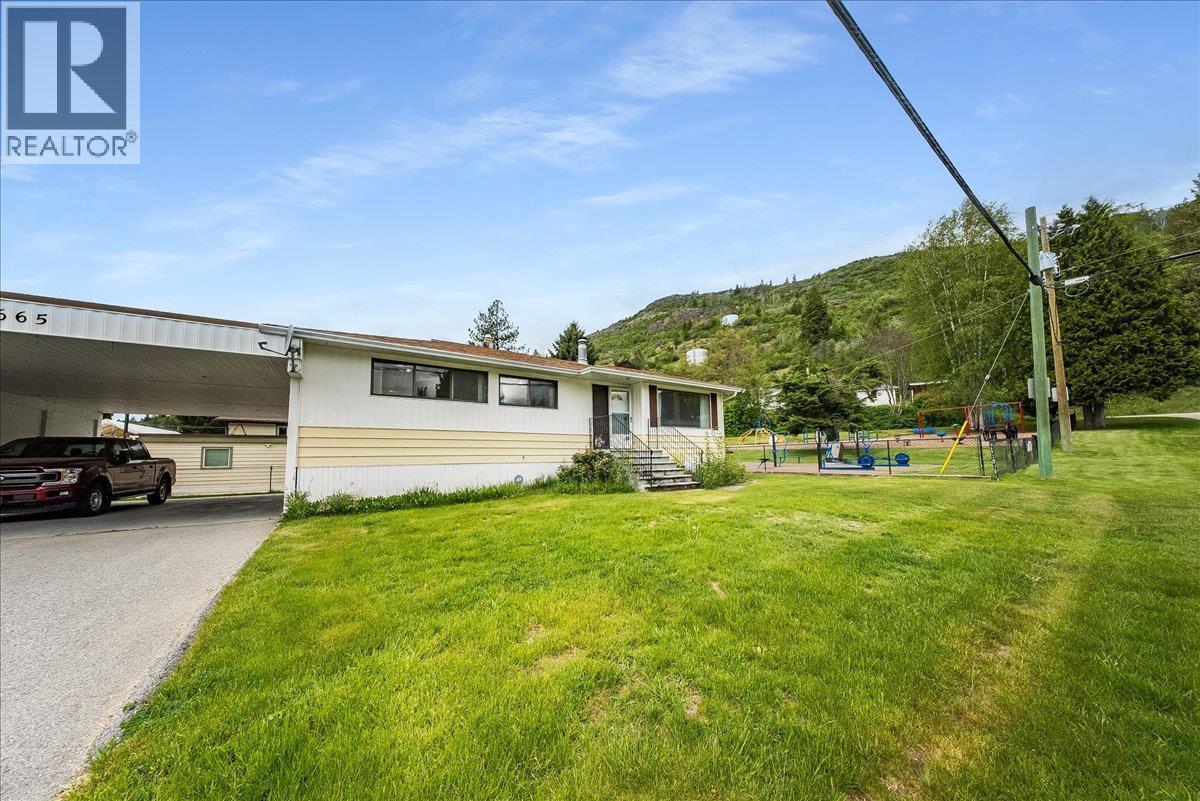665 6 Street, Montrose, British Columbia  V0G 1P0 - Photo 4 - 10386909