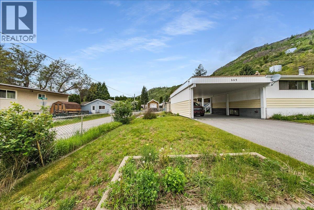 665 6 Street, Montrose, British Columbia  V0G 1P0 - Photo 6 - 10386909