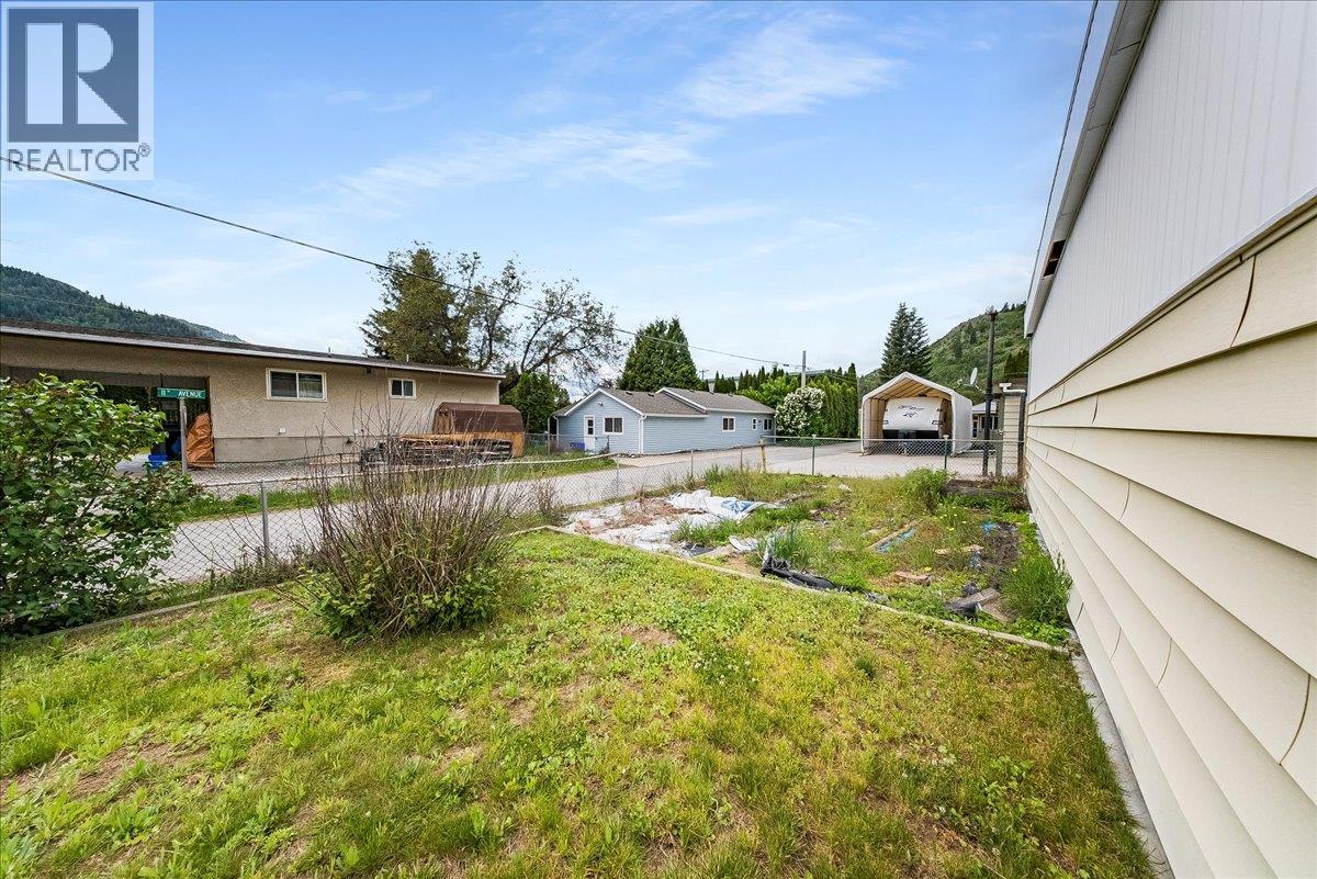 665 6 Street, Montrose, British Columbia  V0G 1P0 - Photo 7 - 10386909