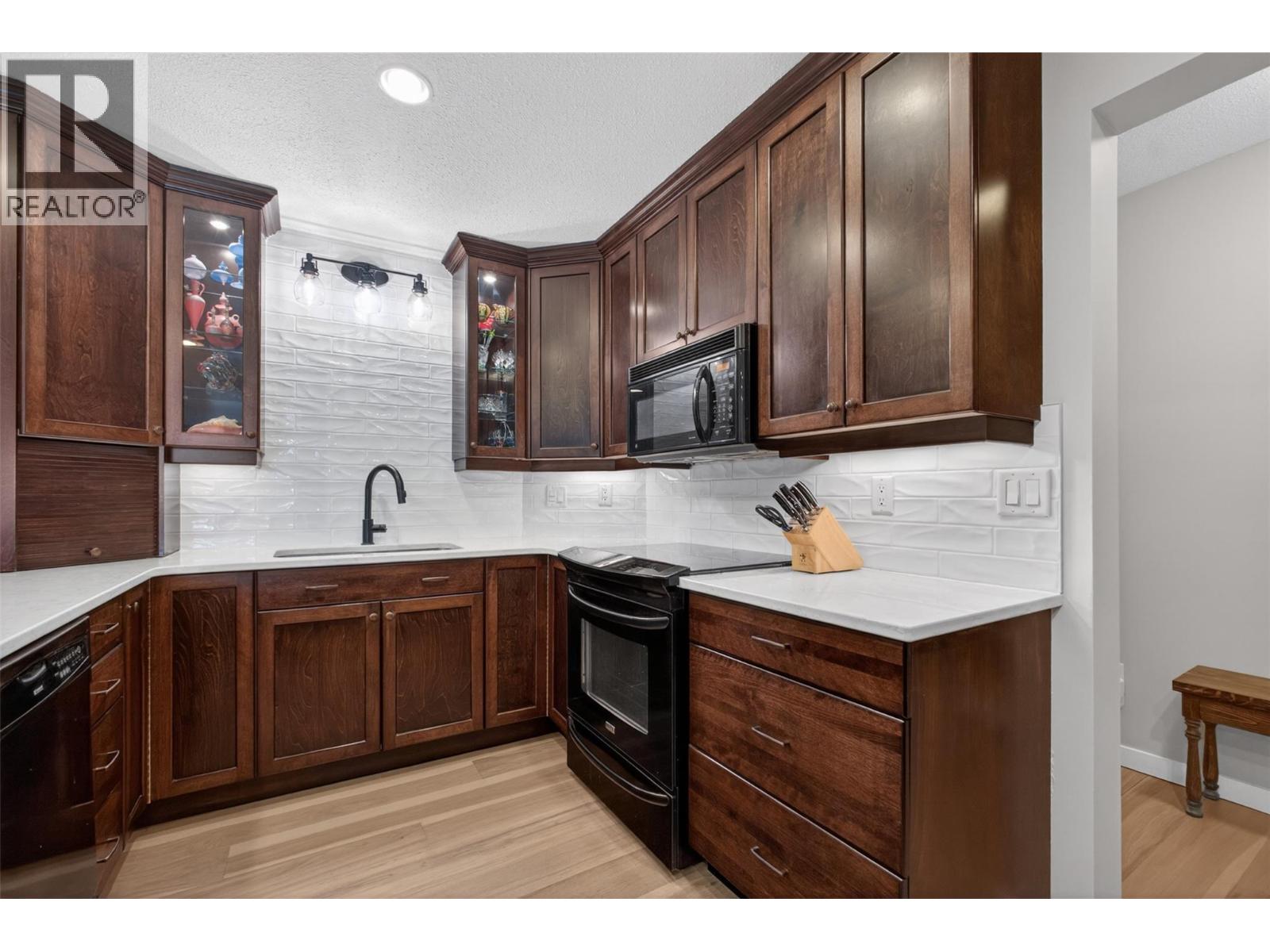 1534 Lawrence Avenue Unit# 306, Kelowna, British Columbia  V1Y 6M8 - Photo 2 - 10386134