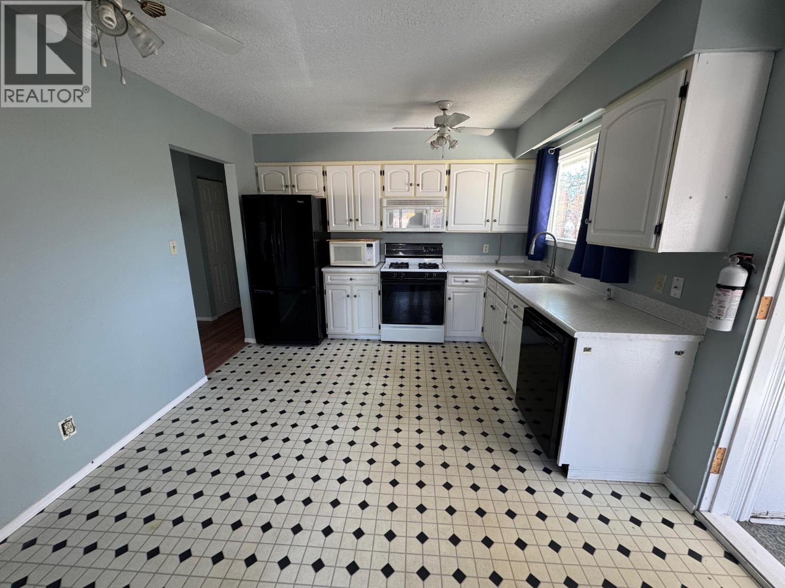 2402 Clapperton Avenue, Merritt, British Columbia  V1K 1A2 - Photo 10 - 10388174