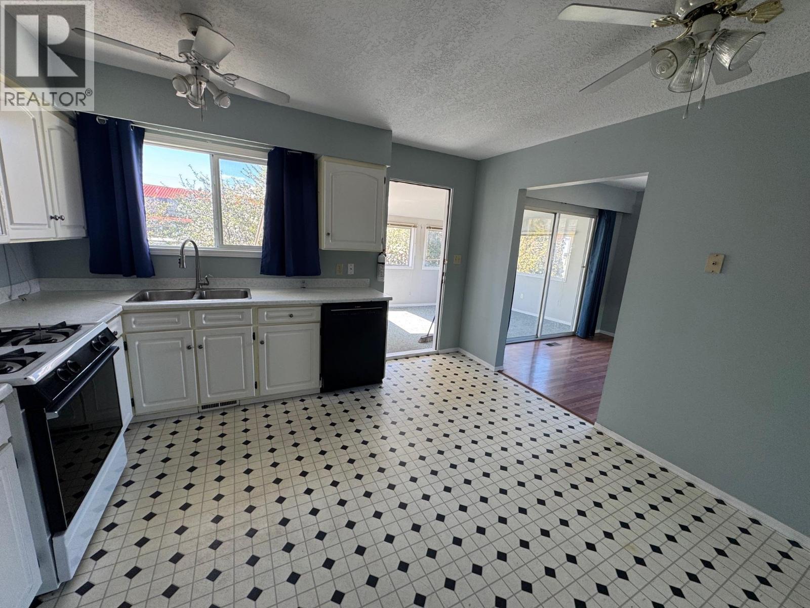 2402 Clapperton Avenue, Merritt, British Columbia  V1K 1A2 - Photo 11 - 10388174