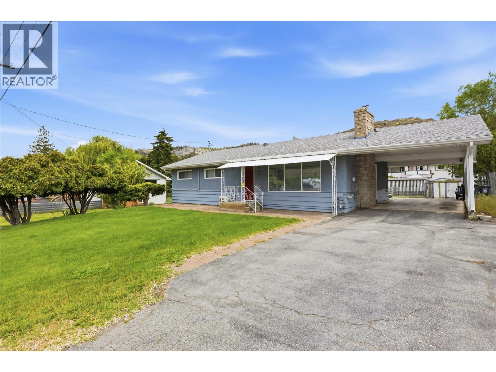 809 Main Street, Okanagan Falls, British Columbia  V0H 1R4 - Photo 1 - 10387008