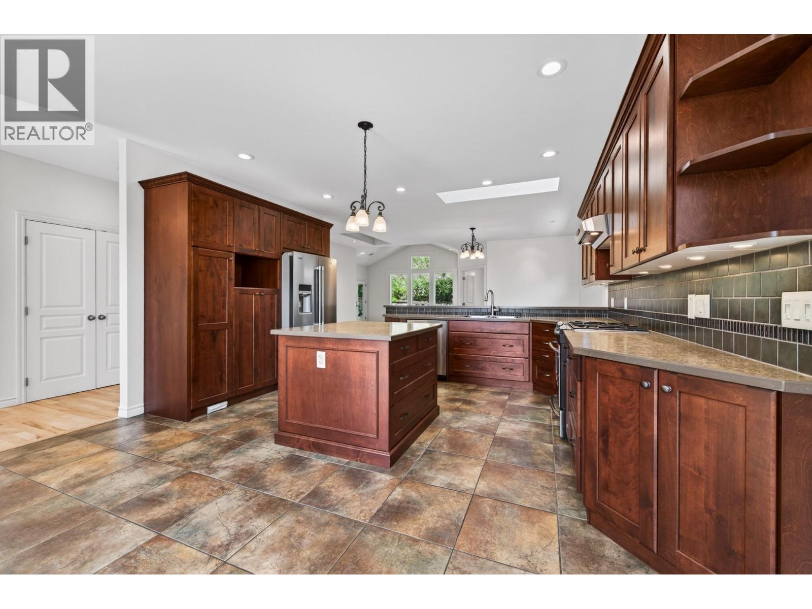 606 Stoneridge Lane, Kamloops, British Columbia  V2H 0A7 - Photo 6 - 10387188