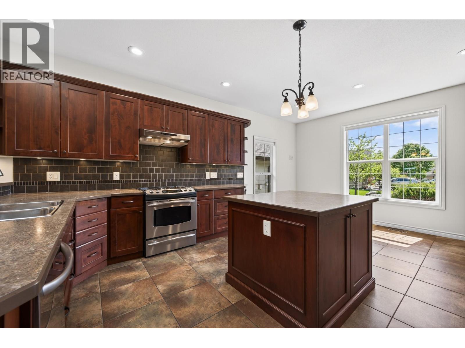 606 Stoneridge Lane, Kamloops, British Columbia  V2H 0A7 - Photo 9 - 10387188