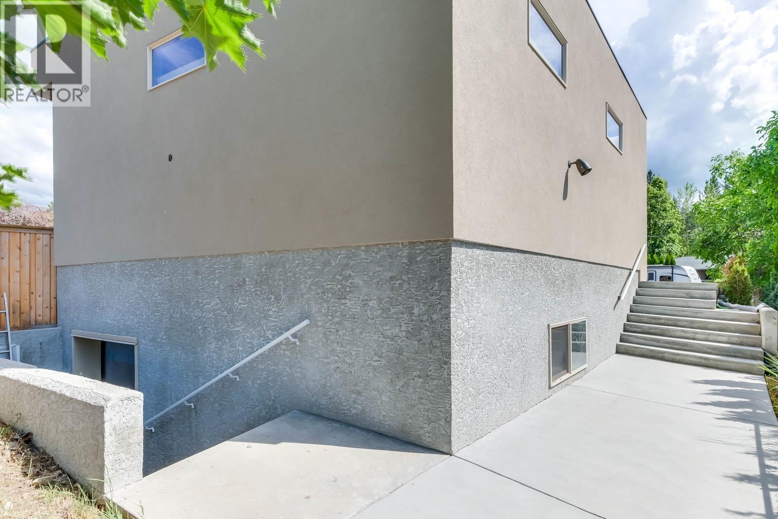 654 Buck Road, Kelowna, British Columbia  V1W 1N7 - Photo 3 - 10388171