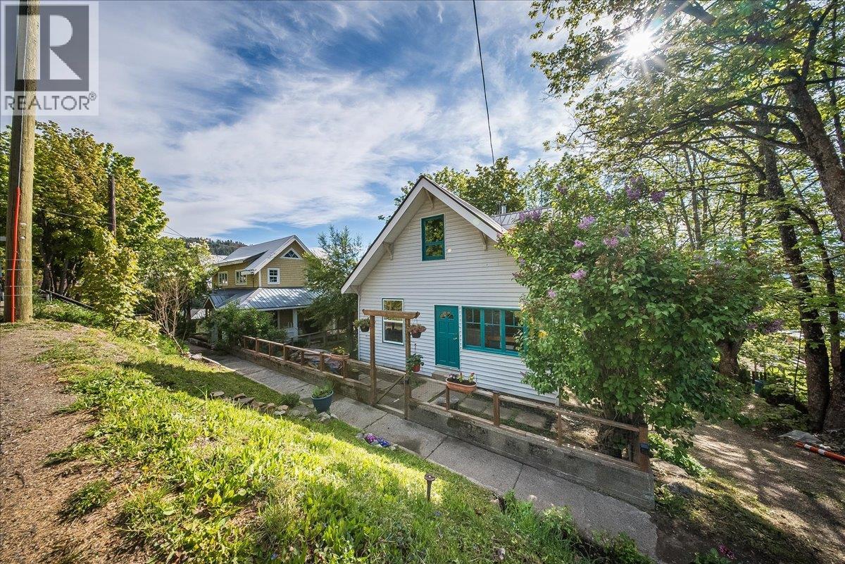 2050 Georgia Street, Rossland, British Columbia  V0G 1Y0 - Photo 2 - 10388184