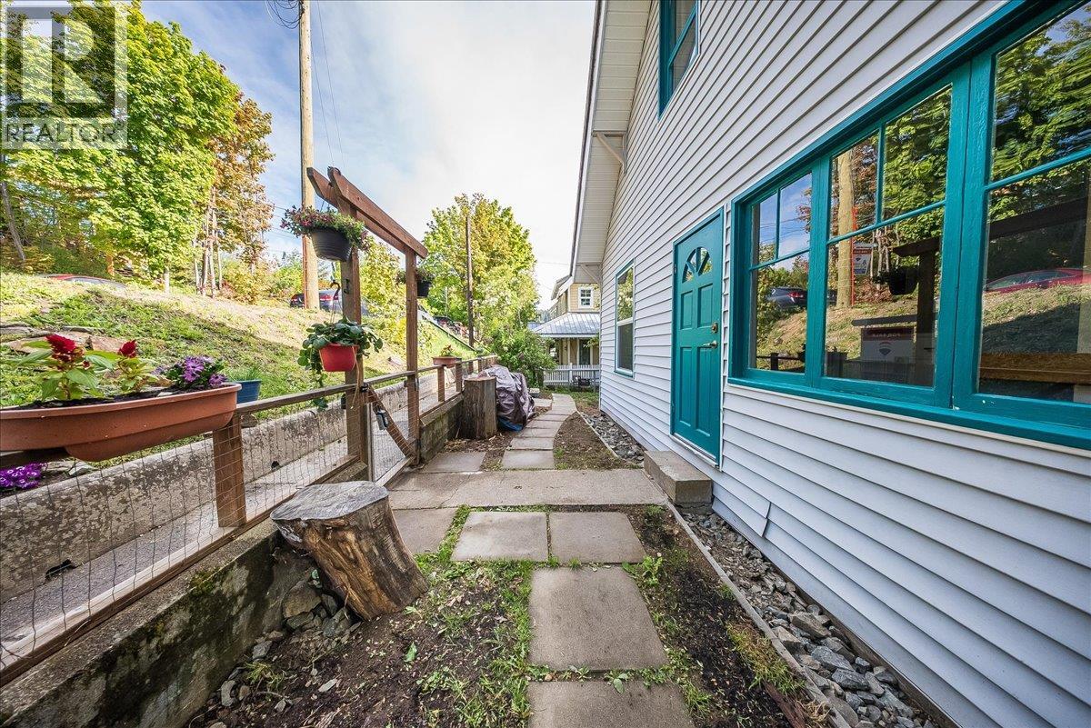 2050 Georgia Street, Rossland, British Columbia  V0G 1Y0 - Photo 38 - 10388184