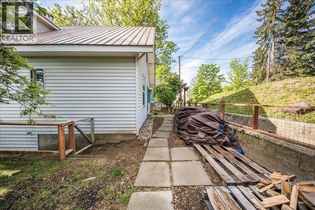 2050 Georgia Street, Rossland, British Columbia  V0G 1Y0 - Photo 39 - 10388184