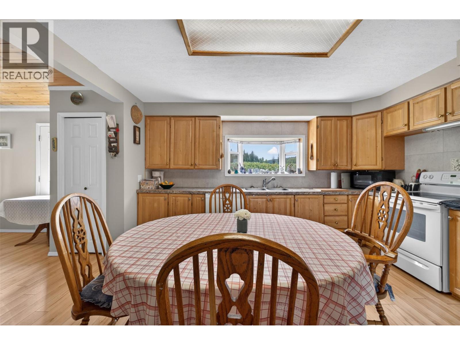 1403 Salmon River Road, Salmon Arm, British Columbia  V1E 3H3 - Photo 12 - 10387936