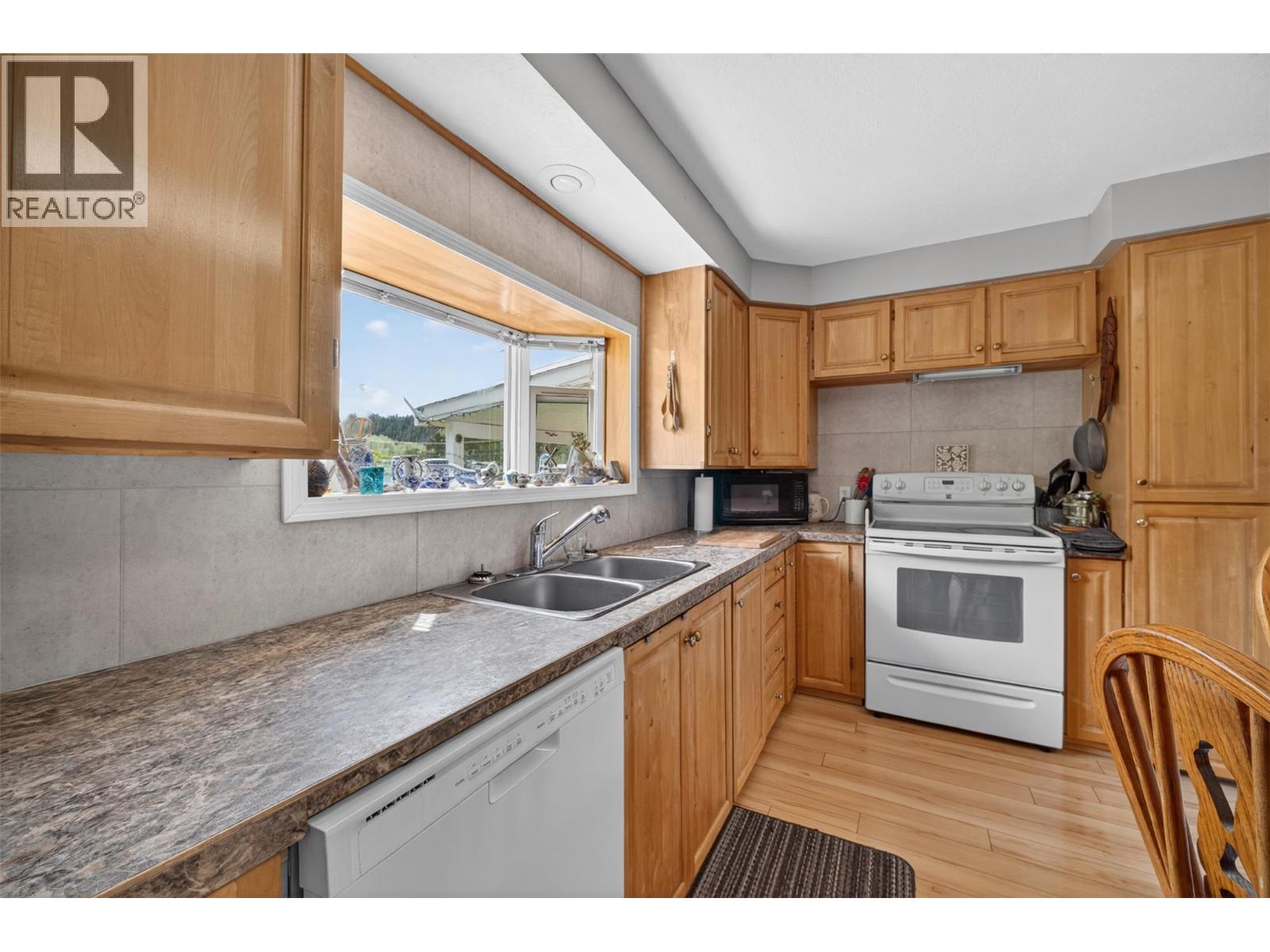 1403 Salmon River Road, Salmon Arm, British Columbia  V1E 3H3 - Photo 16 - 10387936