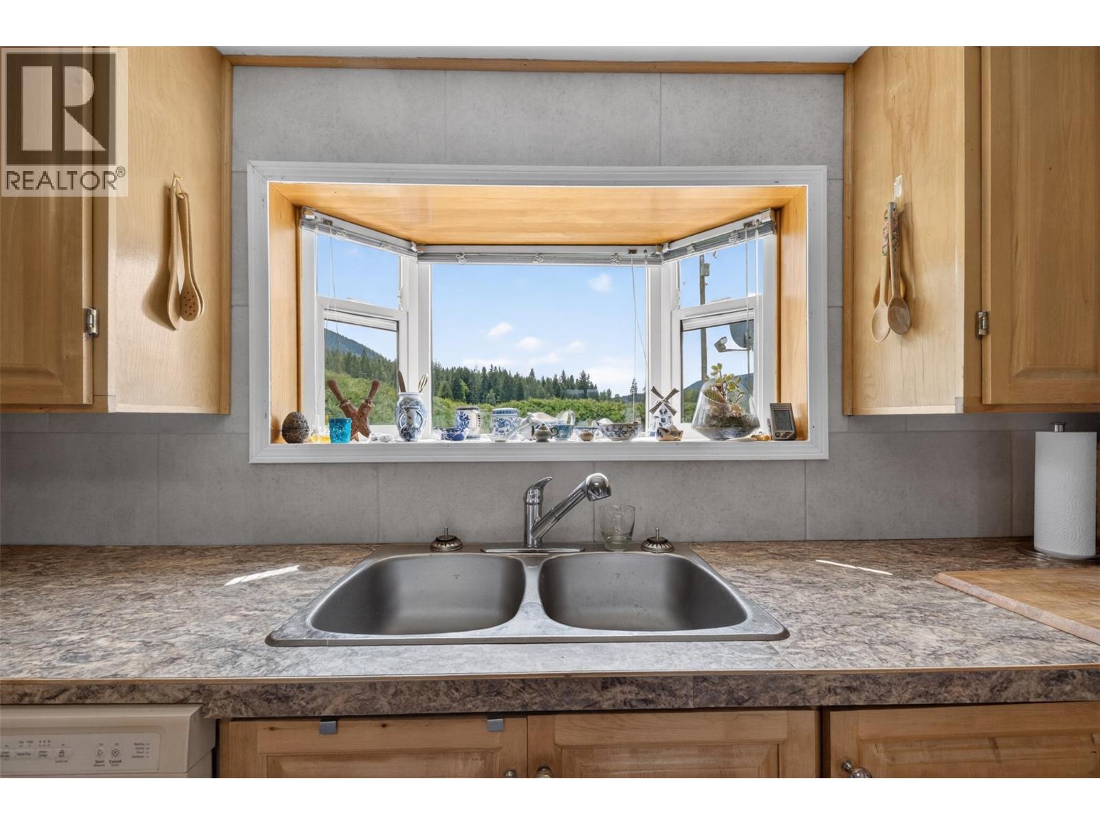 1403 Salmon River Road, Salmon Arm, British Columbia  V1E 3H3 - Photo 17 - 10387936