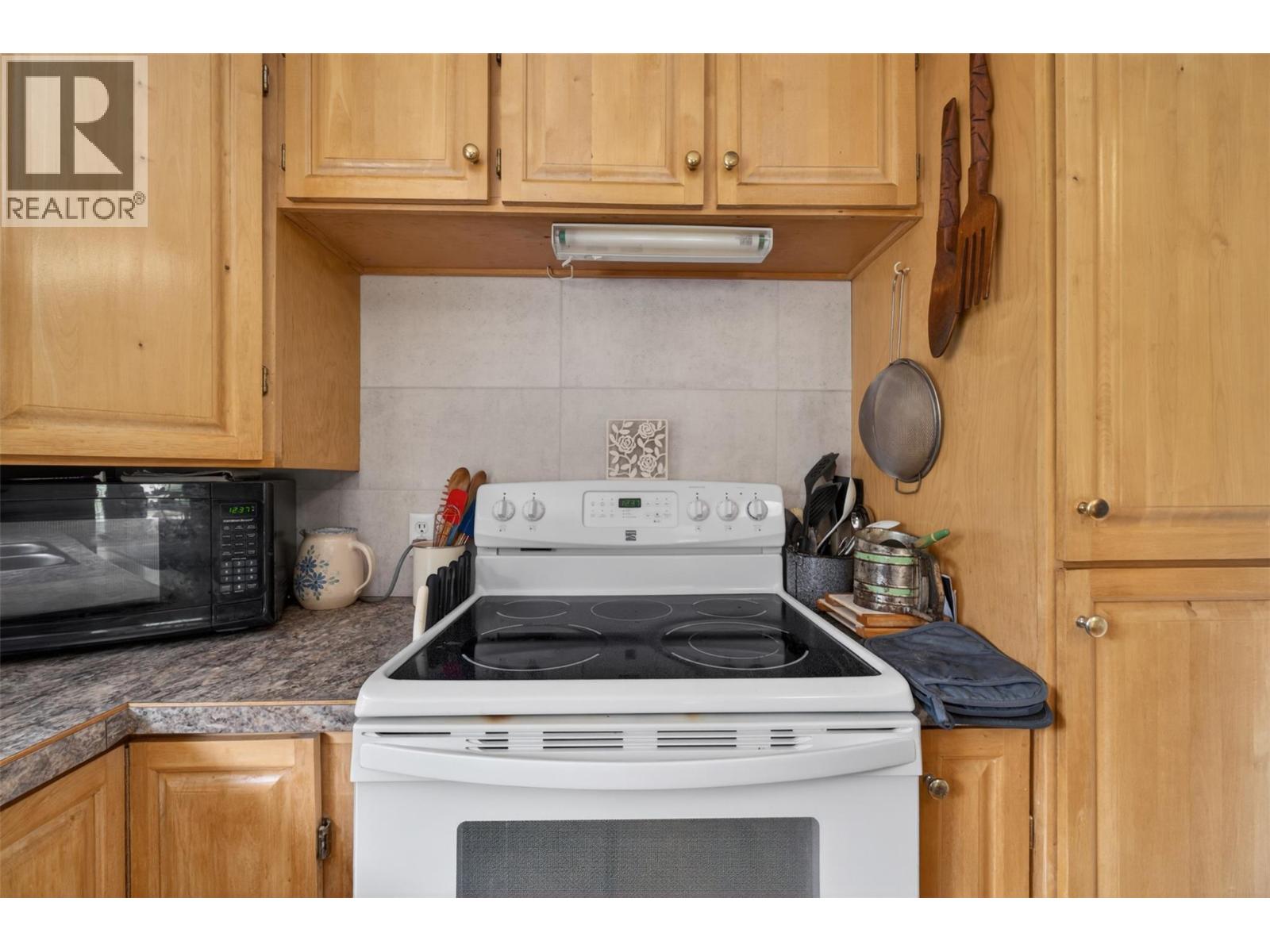 1403 Salmon River Road, Salmon Arm, British Columbia  V1E 3H3 - Photo 18 - 10387936