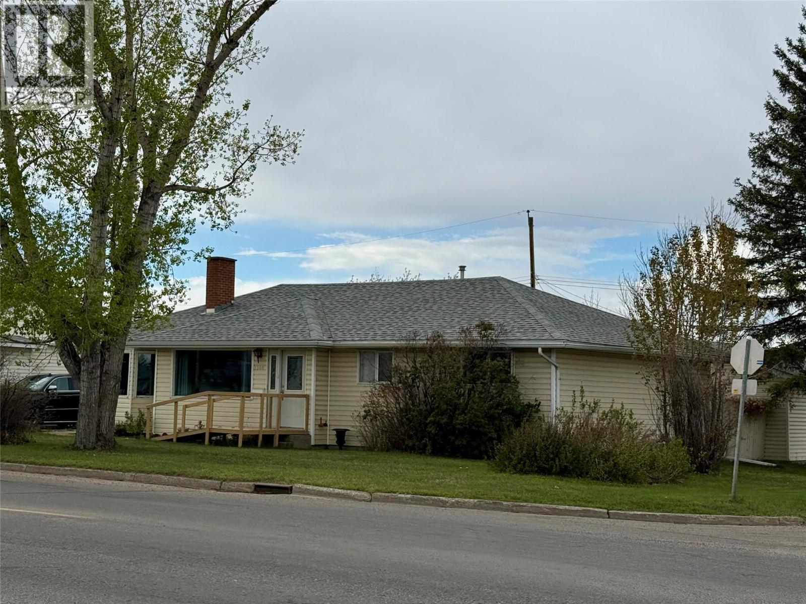 1300 116 Avenue, Dawson Creek, British Columbia  V1G 3E7 - Photo 1 - 10388157