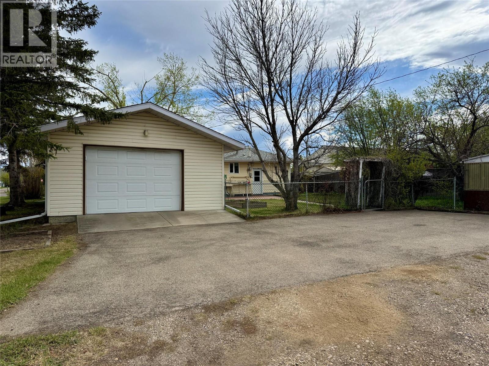 1300 116 Avenue, Dawson Creek, British Columbia  V1G 3E7 - Photo 3 - 10388157