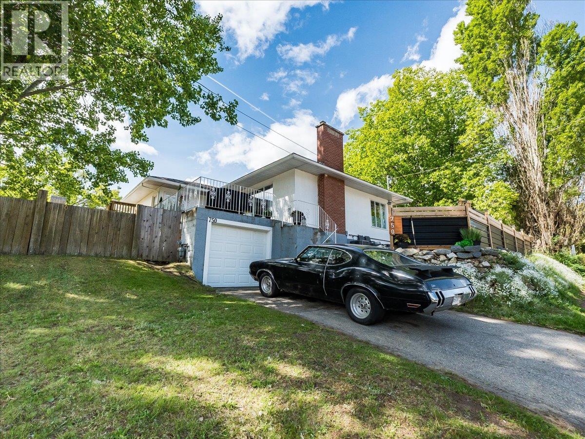 750 7th Avenue, Castlegar, British Columbia  V1N 1R7 - Photo 11 - 10388074