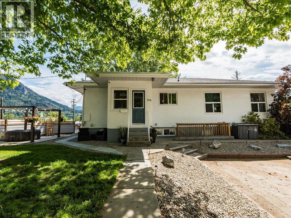 750 7th Avenue, Castlegar, British Columbia  V1N 1R7 - Photo 2 - 10388074