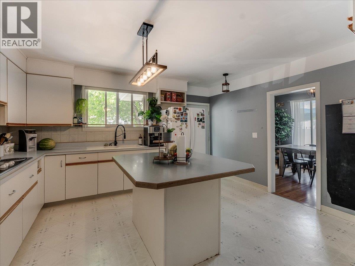 750 7th Avenue, Castlegar, British Columbia  V1N 1R7 - Photo 24 - 10388074