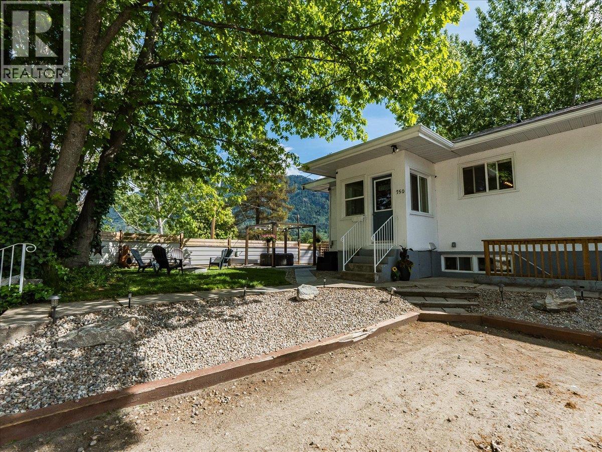 750 7th Avenue, Castlegar, British Columbia  V1N 1R7 - Photo 3 - 10388074