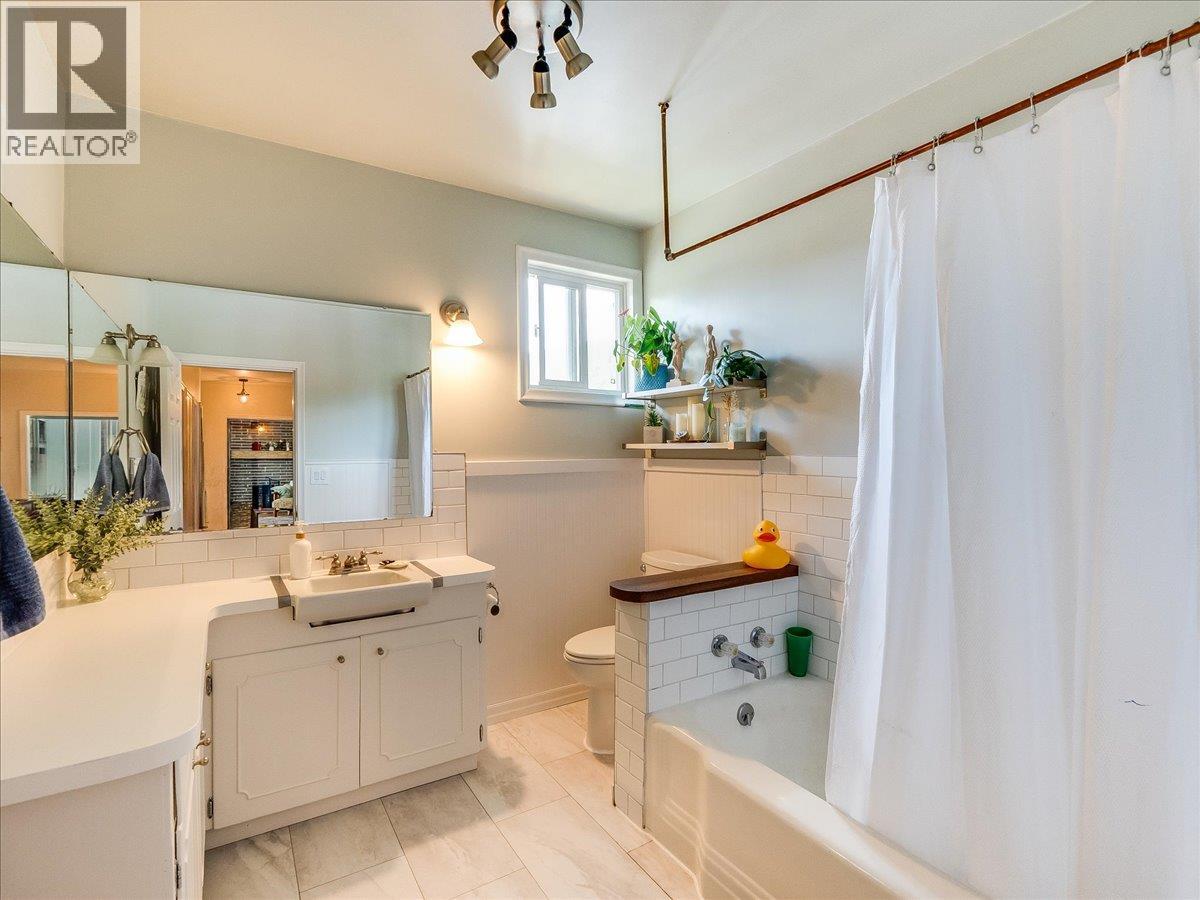750 7th Avenue, Castlegar, British Columbia  V1N 1R7 - Photo 37 - 10388074
