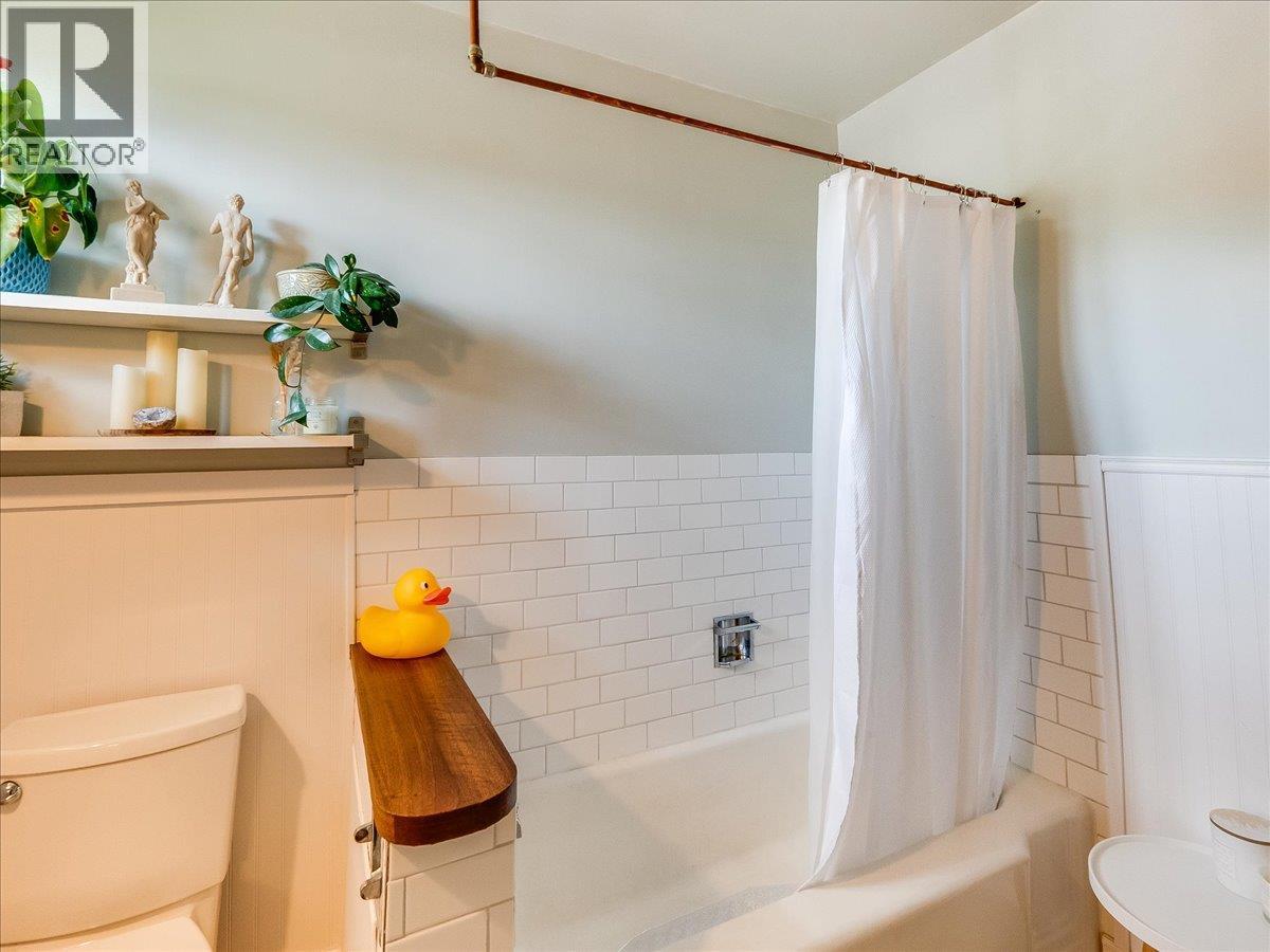 750 7th Avenue, Castlegar, British Columbia  V1N 1R7 - Photo 38 - 10388074