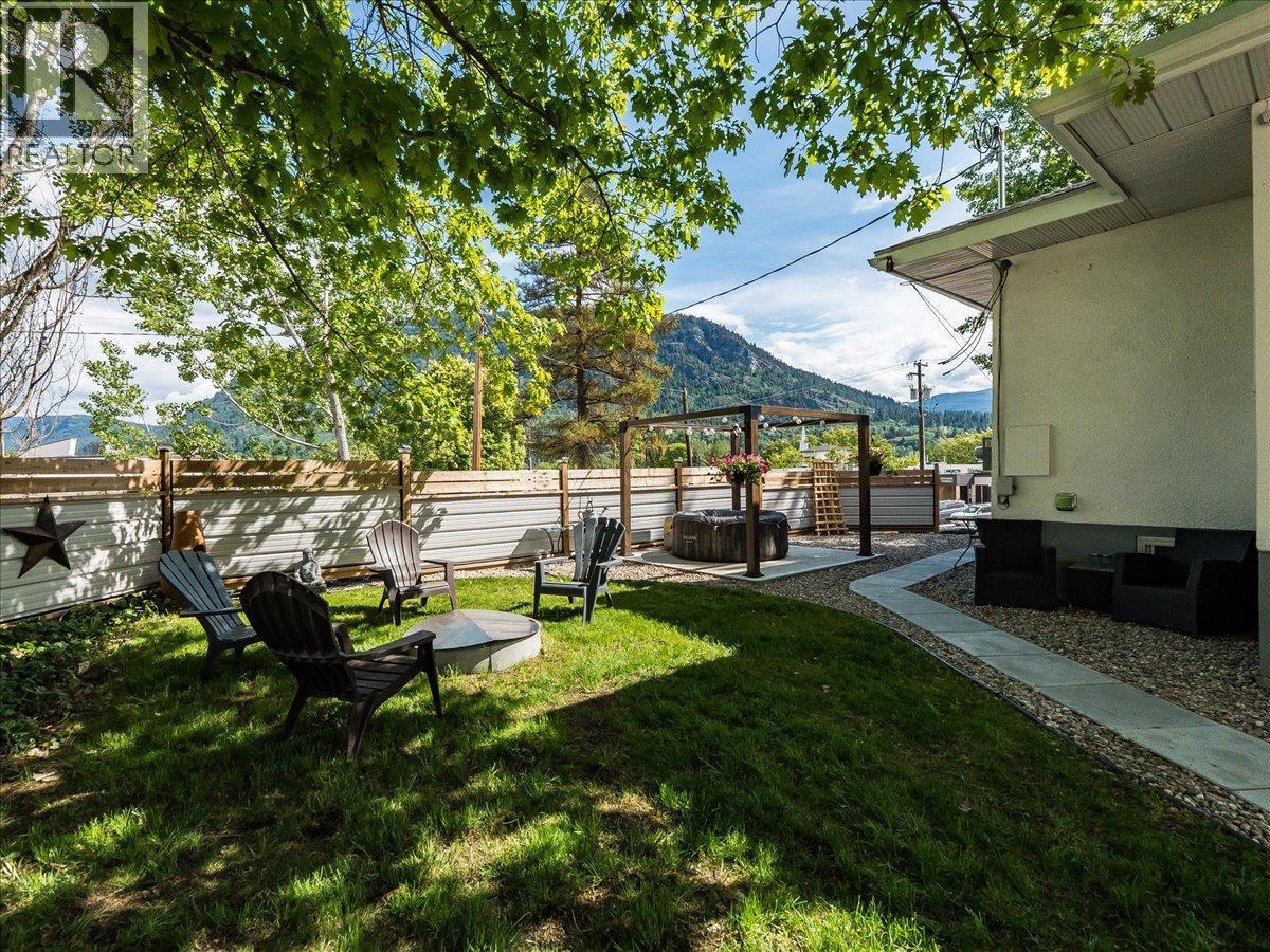 750 7th Avenue, Castlegar, British Columbia  V1N 1R7 - Photo 4 - 10388074