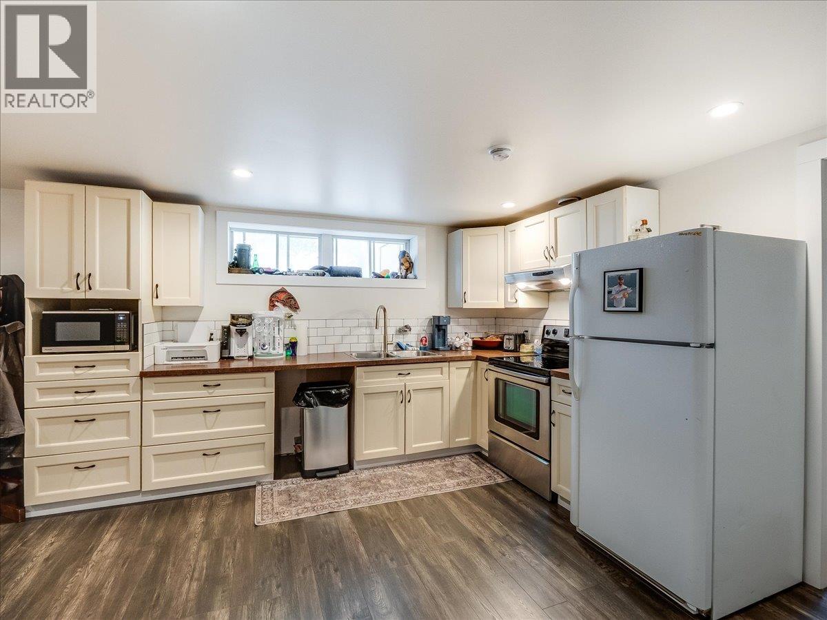 750 7th Avenue, Castlegar, British Columbia  V1N 1R7 - Photo 46 - 10388074
