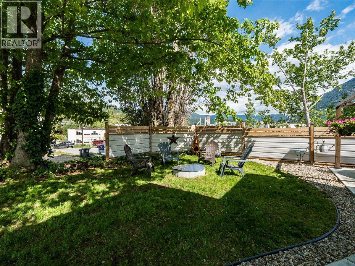 750 7th Avenue, Castlegar, British Columbia  V1N 1R7 - Photo 5 - 10388074