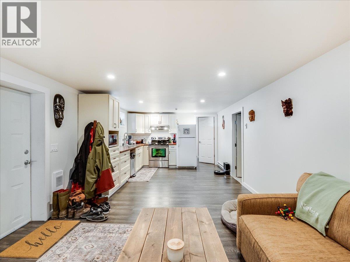 750 7th Avenue, Castlegar, British Columbia  V1N 1R7 - Photo 52 - 10388074