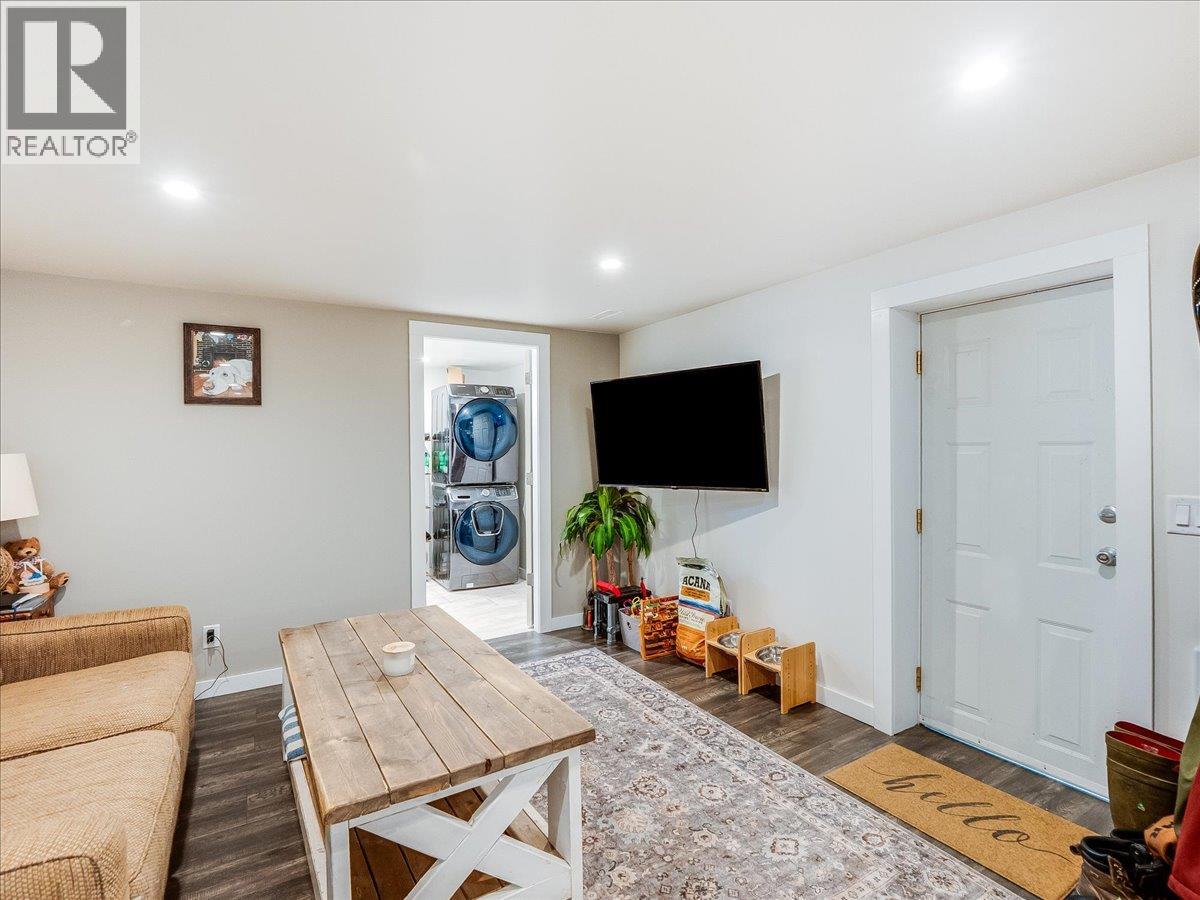 750 7th Avenue, Castlegar, British Columbia  V1N 1R7 - Photo 54 - 10388074