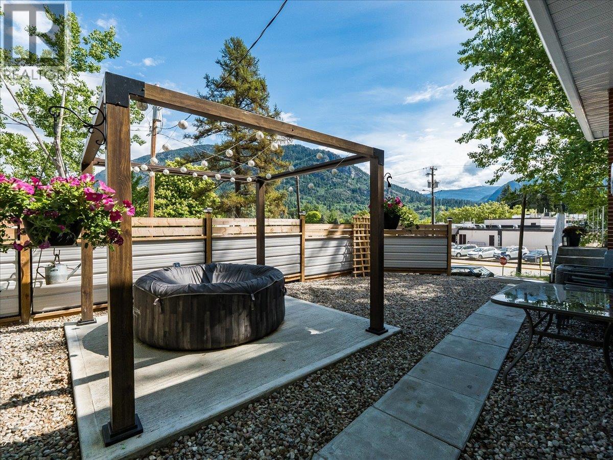 750 7th Avenue, Castlegar, British Columbia  V1N 1R7 - Photo 6 - 10388074