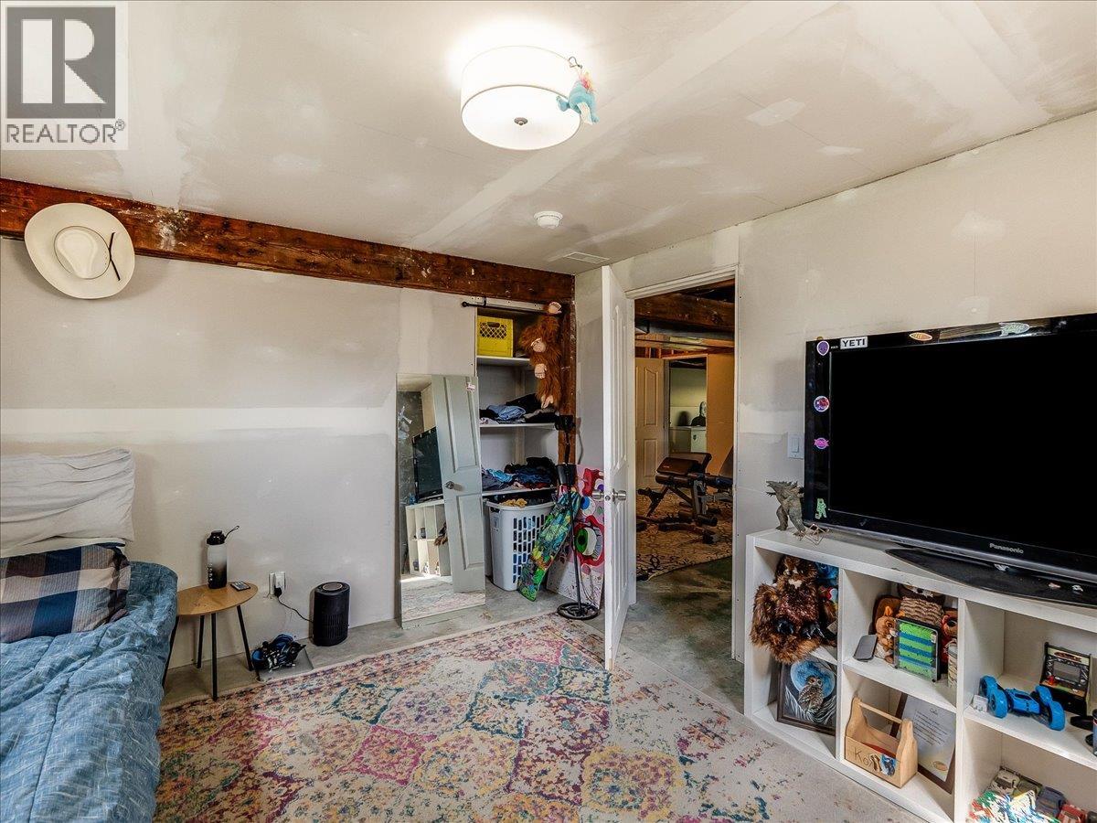 750 7th Avenue, Castlegar, British Columbia  V1N 1R7 - Photo 63 - 10388074