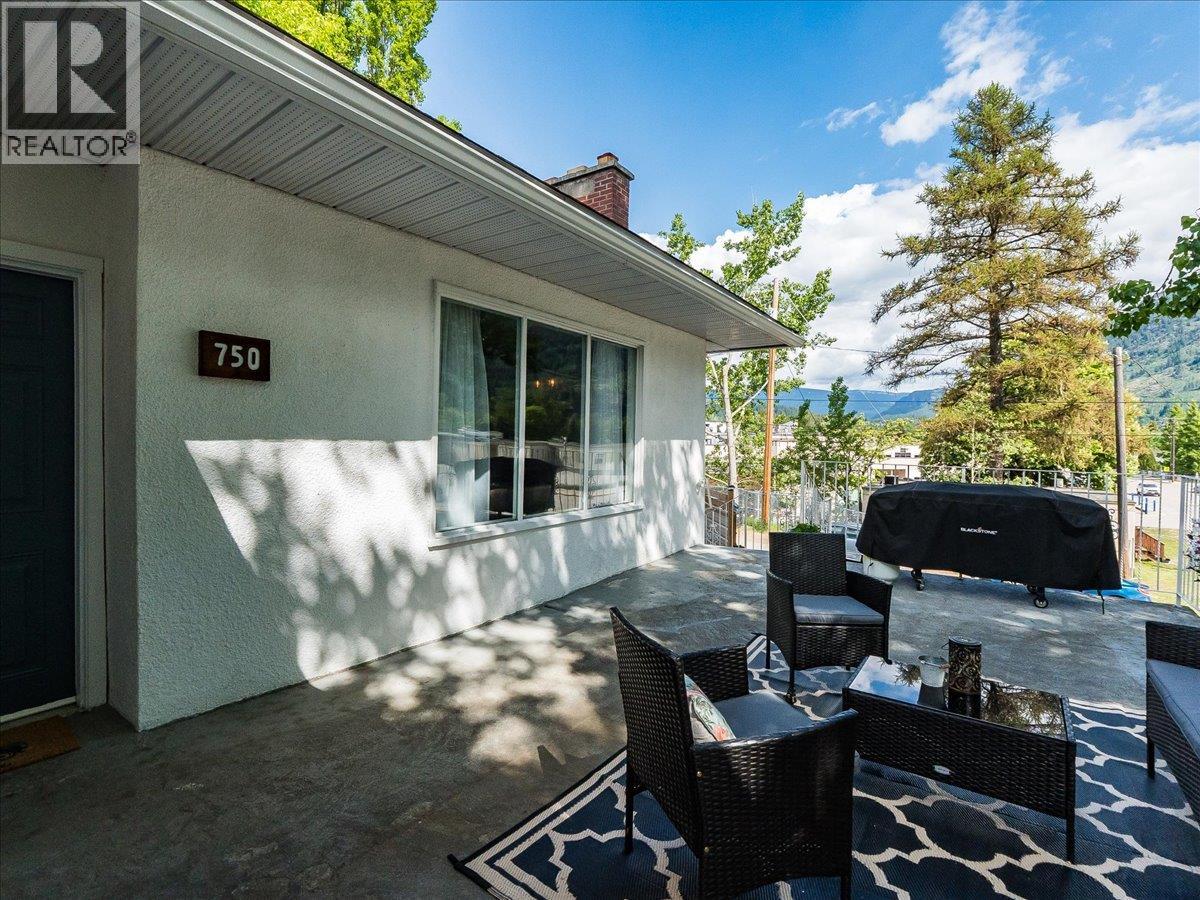 750 7th Avenue, Castlegar, British Columbia  V1N 1R7 - Photo 69 - 10388074