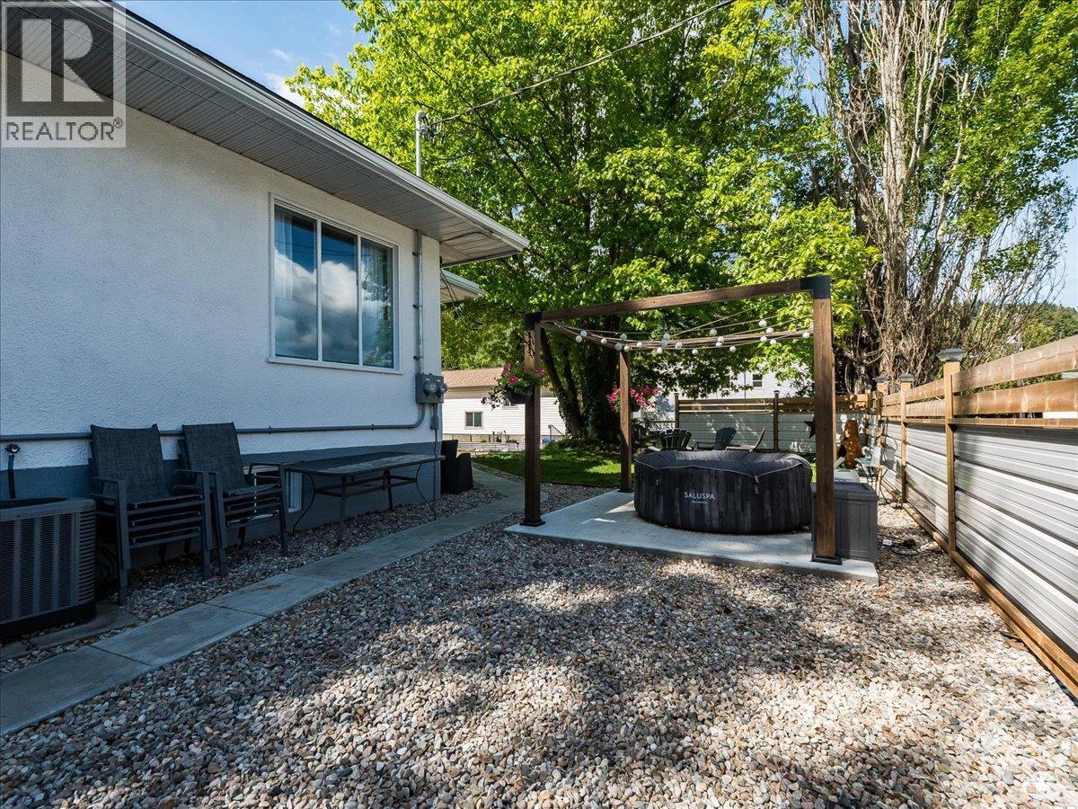 750 7th Avenue, Castlegar, British Columbia  V1N 1R7 - Photo 7 - 10388074