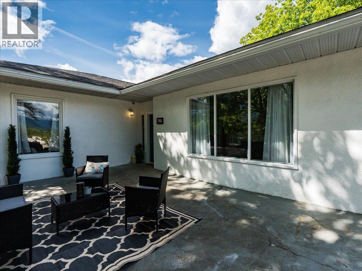 750 7th Avenue, Castlegar, British Columbia  V1N 1R7 - Photo 70 - 10388074