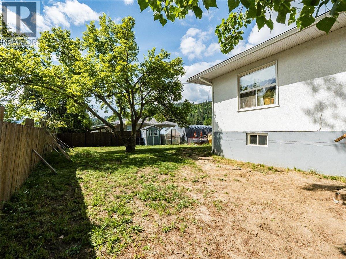 750 7th Avenue, Castlegar, British Columbia  V1N 1R7 - Photo 74 - 10388074