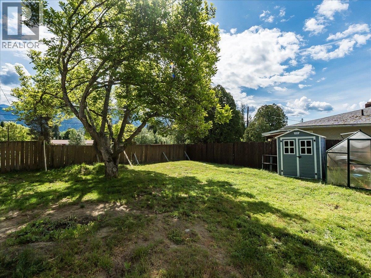 750 7th Avenue, Castlegar, British Columbia  V1N 1R7 - Photo 76 - 10388074
