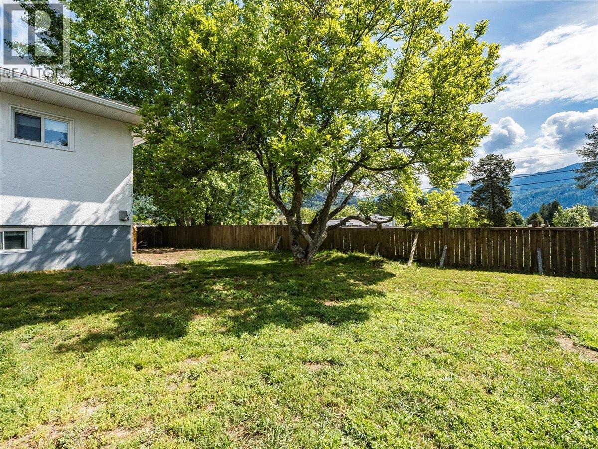 750 7th Avenue, Castlegar, British Columbia  V1N 1R7 - Photo 77 - 10388074