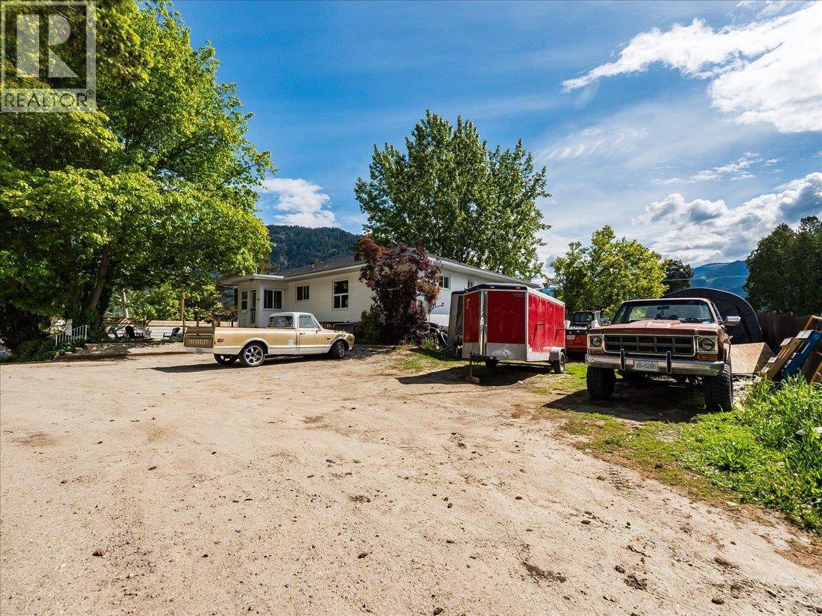 750 7th Avenue, Castlegar, British Columbia  V1N 1R7 - Photo 79 - 10388074