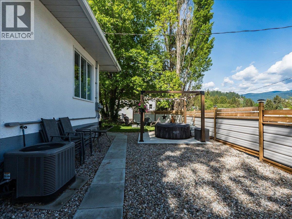750 7th Avenue, Castlegar, British Columbia  V1N 1R7 - Photo 8 - 10388074