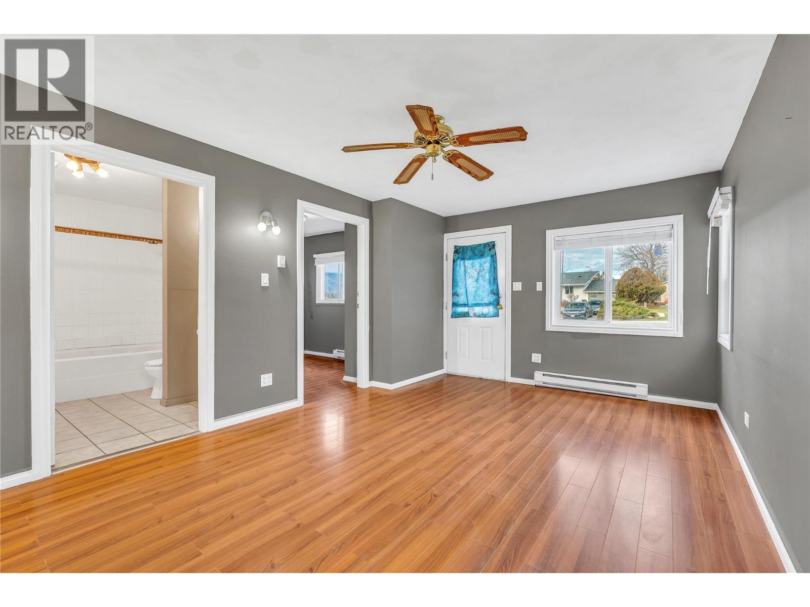 1190 Penticton Avenue, Penticton, British Columbia  V2A 2N2 - Photo 3 - 10388422