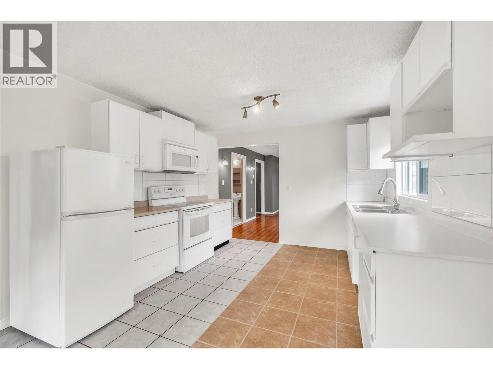 1190 Penticton Avenue, Penticton, British Columbia  V2A 2N2 - Photo 5 - 10388422