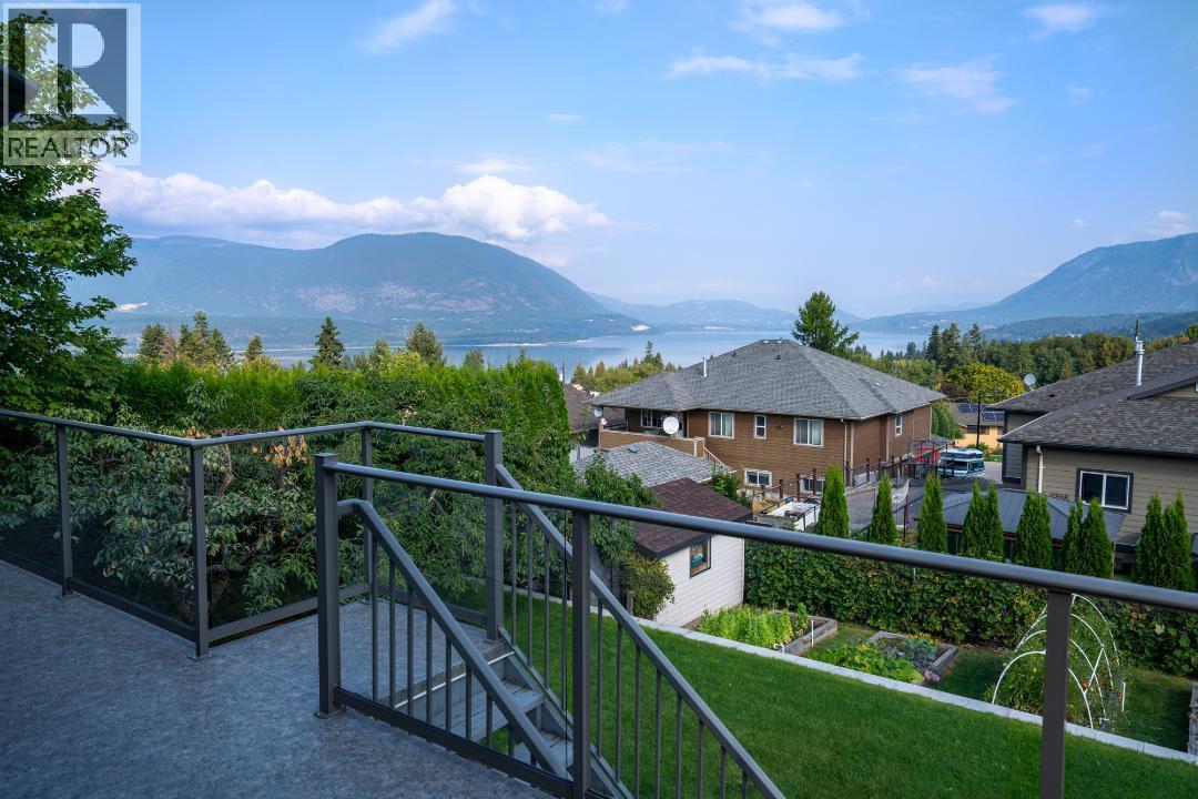 2121 3 Avenue Se, Salmon Arm, British Columbia  V1E 1K1 - Photo 2 - 10388237