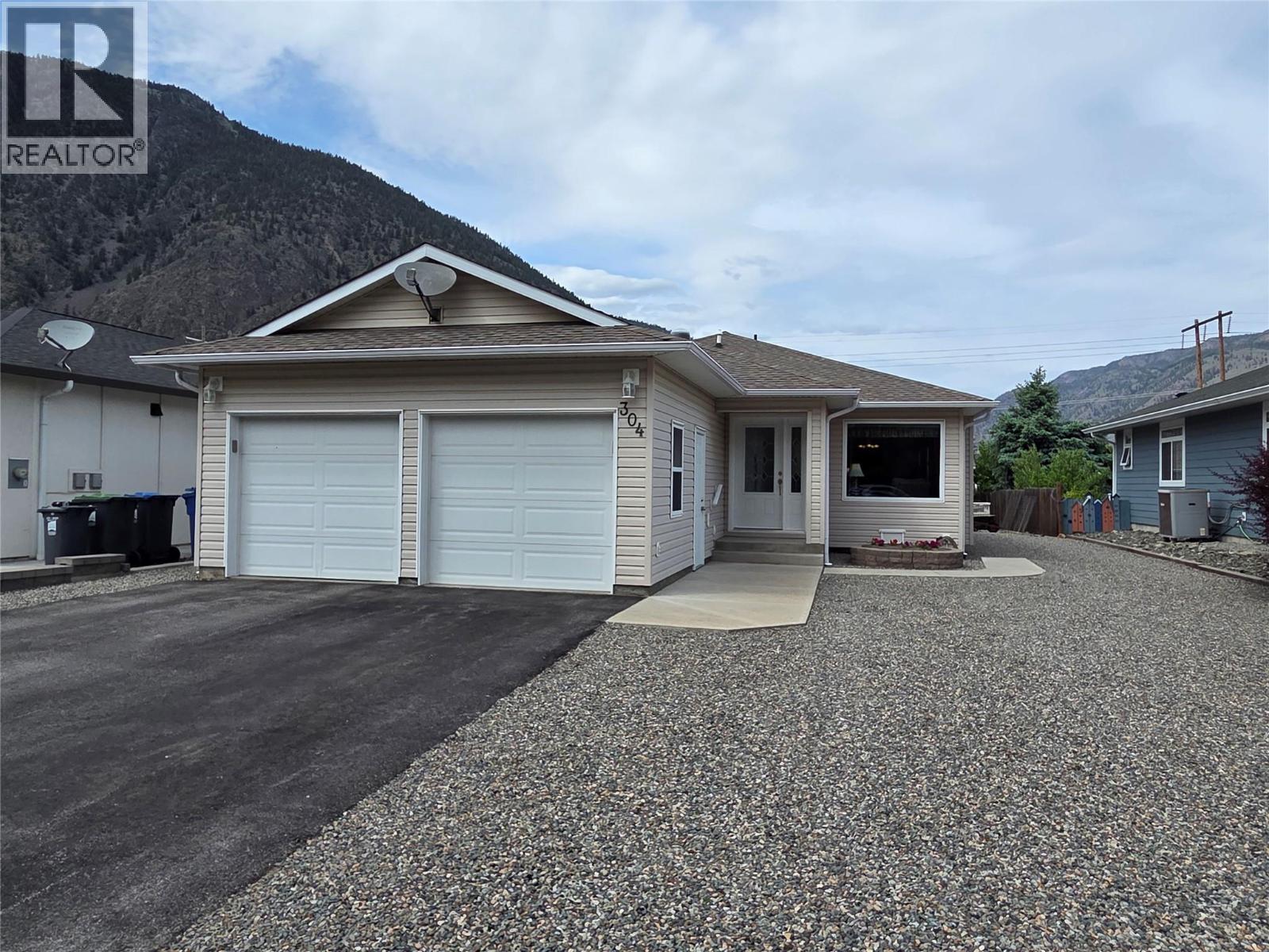 304 9th Avenue, Keremeos, British Columbia  V0X 1N3 - Photo 1 - 10388562